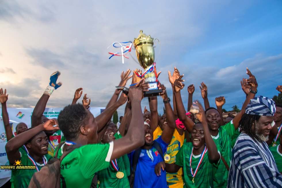 L'équipe soulève le trophée de La Ligue des Ligues au coup de sifflet final.